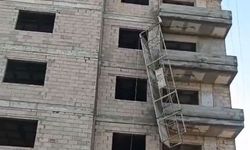 İki kardeş inşaat iskelesinden düştü; biri öldü!