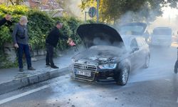 Alev alev yanan otomobile kolayla müdahale etti!