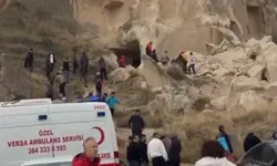 Kapadokya'da facia! Peribacaları turistlerin üstüne çöktü