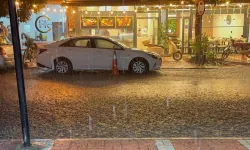 Mersin'de 1 saatlik yağmur taşkına sebep oldu