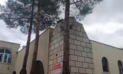 Diyarbakır’da kuvvetli rüzgarla caminin minaresi evin damına devrildi