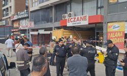 Pendik'te hafriyat kamyonu eczaneye daldı; yaralılar var