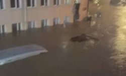 Sarıyer'de yağış nedeniyle araçlar sürüklendi
