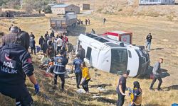 Van’da TIR ile minibüs çarpıştı: 1 polis memuru hayatını kaybetti, 10 yaralı