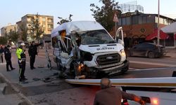 Servis minibüsü park halindeki hafriyat kamyonuna çarptı: 9 yaralı