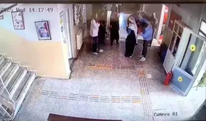 Boğazına yemek kaçan öğrencinin Heimlich manevrasıyla kurtarılma anı kamerada