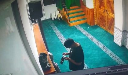 Caminin yardım kutusu ile müezzinin cüzdanını çaldı