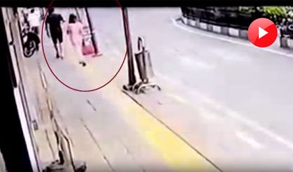 Hafif ticari aracın çarptığı çocuk yaralandı; kaza kamerada