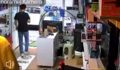 Ümraniye'de 2 kişi oyun konsolu çaldı; dükkan sahibi peşlerinden koşarken telefonunu da çaldırdı