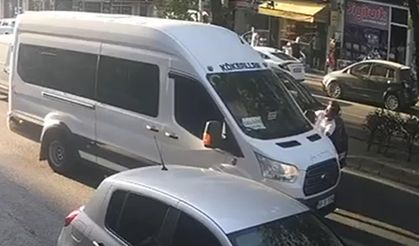 'Yol vermeme tartışması'nda minibüse nacak ile saldırdı; o anlar kamerada