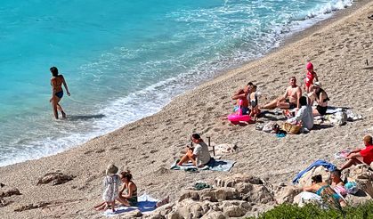 Antalya'da güneşli havayı fırsat bilenler denize girdi