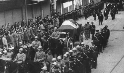 Atatürk, son yolculuğuna uğurlanırken arşivlenen fotoğraflar gün yüzüne çıktı
