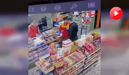 Akaryakıt istasyonu çalışanına kafa atıp, yumrukladı; o anlar kamerada