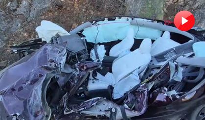 TIR ile çarpışan otomobil, demir yığınına döndü; 2 yaralı