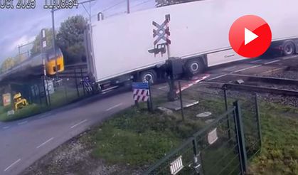 Tren, meyve yüklü TIR'a çarptı: 5 yaralı!