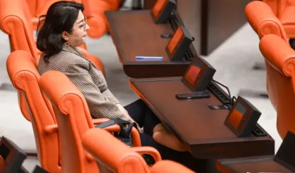 DEM Partili milletvekilinin TBMM’de ayakkabılarını çıkarması dikkat çekti