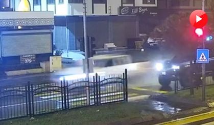 Ehliyetsiz sürücü kırmızı ışıkta bekleyen motosiklete çarptı: 1 ölü