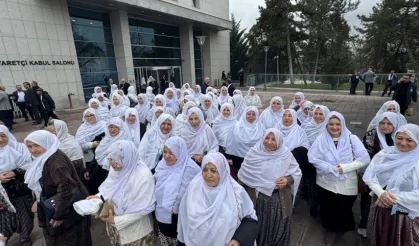 Erdoğan’ın çağırdığı Zeynep Akgün ve çok sayıda kadın TBMM’ye geldi