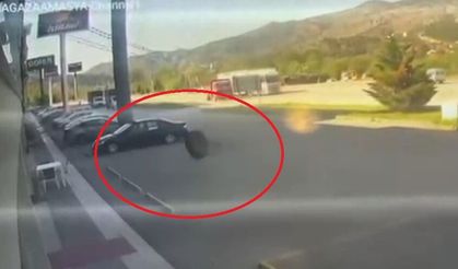 Kamyonun fırlayan tekeri, mağazaya daldı; o anlar kamerada!