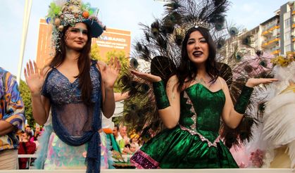 Adana Portakal Çiçeği Karnavalı'nda renkli görüntüler