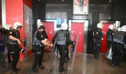 Polis, CHP Genel Merkezi'ne böyle girdi!