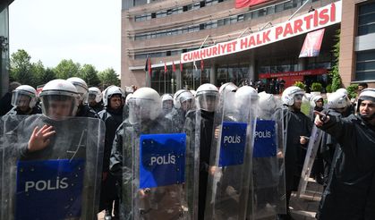 Gazeteler, CHP’deki tahliye krizini manşetlerine nasıl taşıdı?
