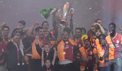 Şampiyon Galatasaray, kupasına kavuştu: Futbolcular, hangi şarkıyla sahneye çıktı?