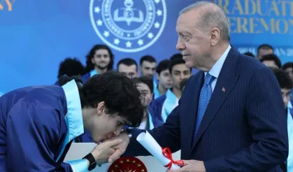 Erdoğan'ın torunu mezun oldu, diplomasını dedesinden aldı!