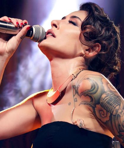 Melek Mosso'dan peş peşe bikinili pozlar