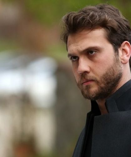 Aras Bulut İynemli, aşil botuyla sete tekrar döndü