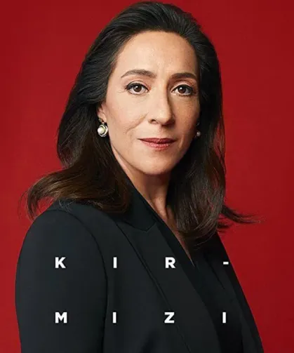 Binnur Kaya ödülünü alır almaz İsmail Dümbüllü’nün kabrini ziyaret etti