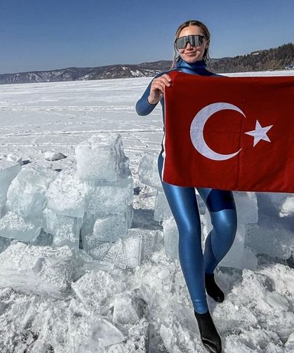Şahika Ercümen buzla kaplı Baykal gölüne daldı