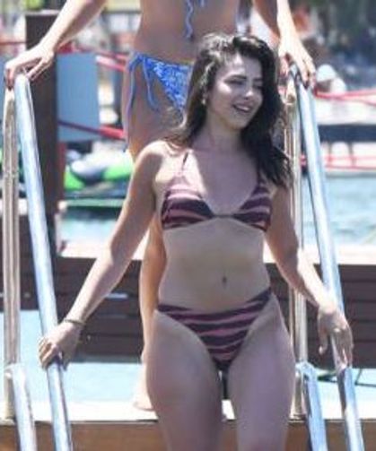 Hüsnü Çoban'ın kızı tatil sezonunu açtı! Ecem Öz bikinili pozlarıyla gören herkesi mest etti