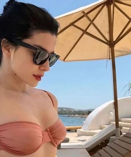 Merve Boluğur ateşli pozlarıyla yürekleri hoplattı