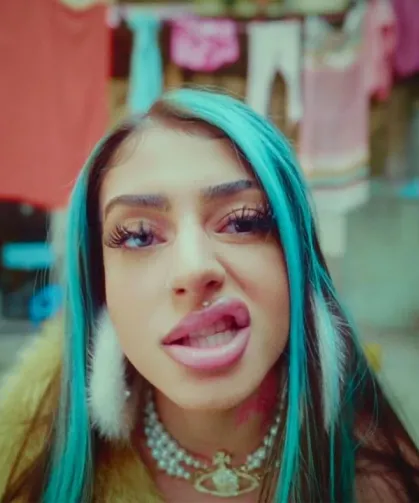 Alizade’den Beren Saat’in şarkısına tepki: Sen Bihter Ziyagilsin kendine gel!