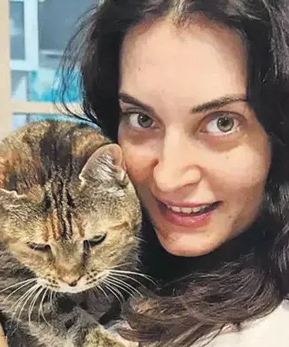 Oyuncu Aslıhan Gürbüz, yeni yaşını kedisi Mino ile birlikte kutladı