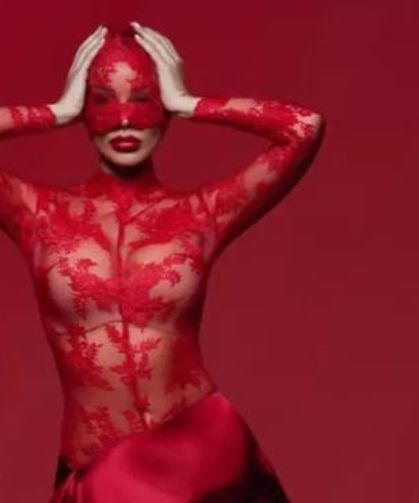 Petek Dinçöz kırmızı transparan elbisesiyle poz verdi! Sosyal medyada beğeni yağdı