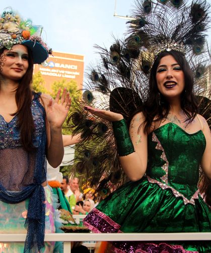 Adana Portakal Çiçeği Karnavalı'nda renkli görüntüler