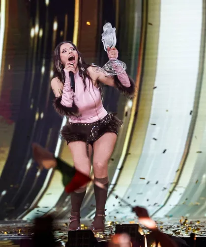Eurovision'un birincisi Dara, Galatasaray formasıyla mesaj verdi
