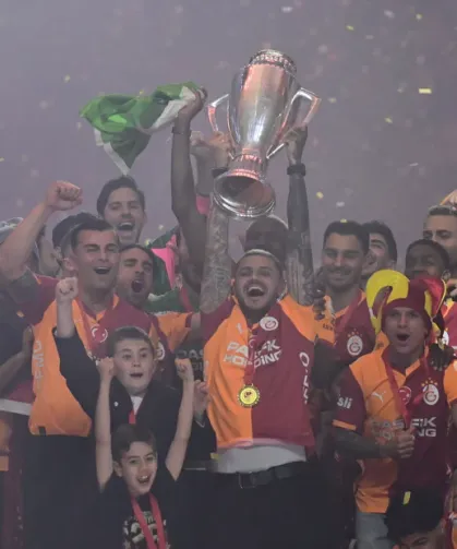 Şampiyon Galatasaray, kupasına kavuştu: Futbolcular, hangi şarkıyla sahneye çıktı?
