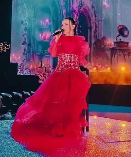 Model, 10 yıl sonra sahnelere geri döndü