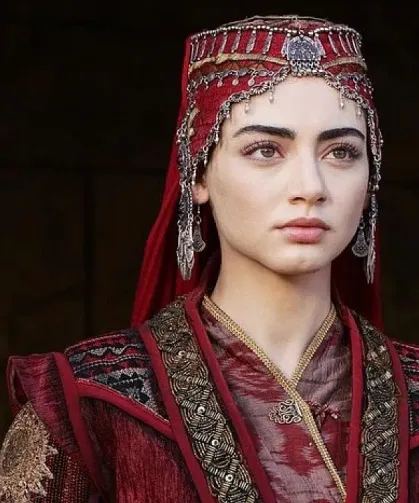 Netflix’in merakla beklenen dizisi 'Eve Giden Yol'a Özge Törer sürprizi!
