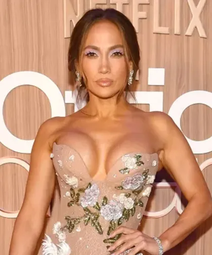 57 yaşındaki Jennifer Lopez beyaz bikinisiyle yürek hoplattı!