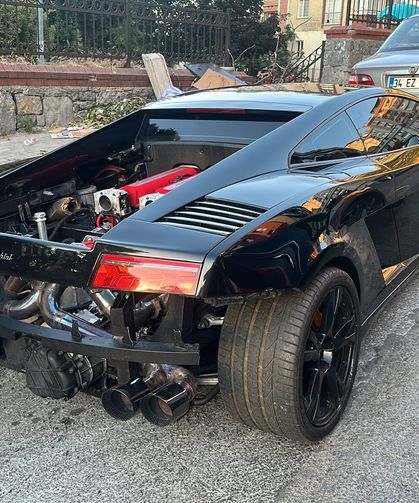 15 milyon liralık lüks otomobille test sürüşüne çıktı: Cipe çarpıp kaçtı!