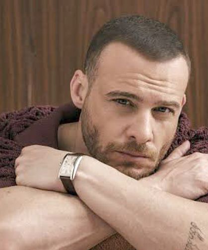 Kerem Bürsin sevenlerini korkuttu: Hastane odasından paylaştı