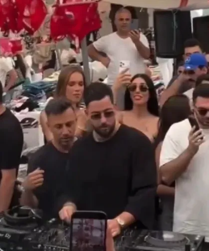 Mahmut Orhan bu kez de Alaçatı Pazarı'nda konser verdi