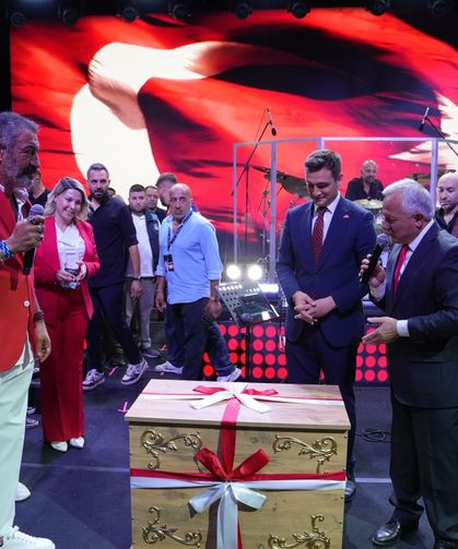 Hakan Altun’a sahnede ‘çeyiz sandığı’ hediye edildi