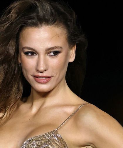 Serenay Sarıkaya’nın Paris’teki elbisesinin fiyatı dudak uçuklattı!