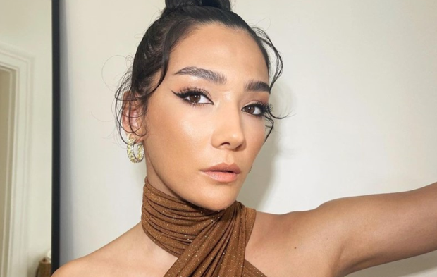 Aybüke Pusat'ın kariyerinde ilk: Çarşaflı görüntülerini paylaştı!
