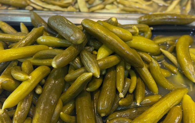 Soğuk havalarla birlikte turşu dükkanlarında hareketlilik arttı